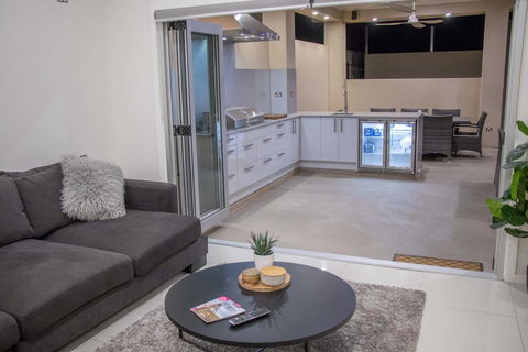 Luxe On Lane - Tourism Townsville 0