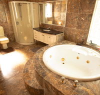Luxuary self-contained living with Spa. - Tourism Townsville