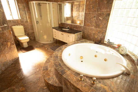 Luxuary Self-contained Living With Spa. - Tourism Townsville 0