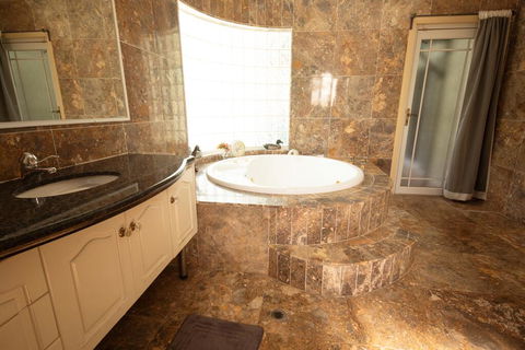 Luxuary Self-contained Living With Spa. - Tourism Townsville 3