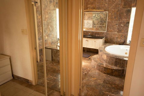 Luxuary Self-contained Living With Spa. - Tourism Townsville 1