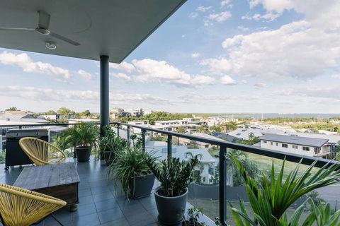 Luxury & Location - Sea Views With Modern Class ! - Tourism Townsville 3