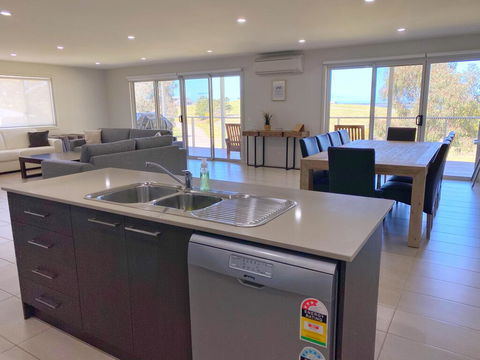 Luxury 3BR Home With KING Bed Metung - Tourism Townsville 2