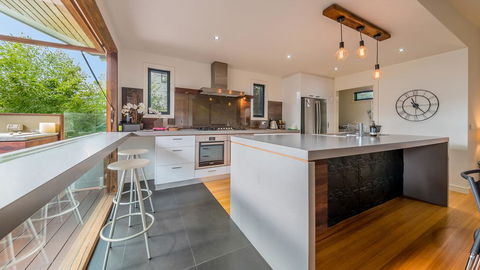 LUXURY BY THE SEA - CLOSE TO THE BEACH - Tourism Townsville 3