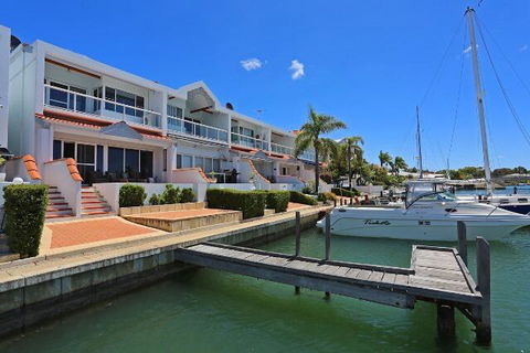 Luxury Canal Vista - Tourism Townsville 1