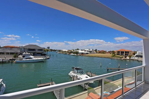 Luxury Canal Vista - Tourism Townsville 2
