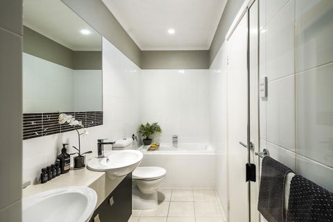 LUXURY Davcorp Executive Rentals - Free Wifi Wine Netflix And Parking In Brompton - Tourism Townsville 1