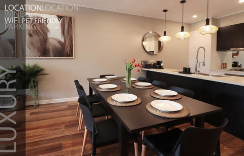 LUXURY Davcorp Executive Rentals - Free Wifi Wine Netflix And Parking In Brompton - Tourism Townsville 0