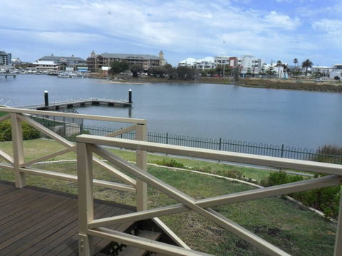 Mandurah Overlooking The Marina - Tourism Townsville 2