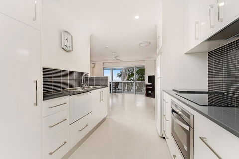 Marlin Waters Beachfront Apartments - Tourism Townsville 2