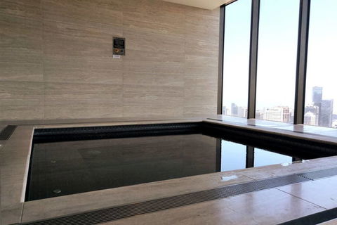 Melbourne CBD Apartment With Luxury Private Facilities - Tourism Townsville 1