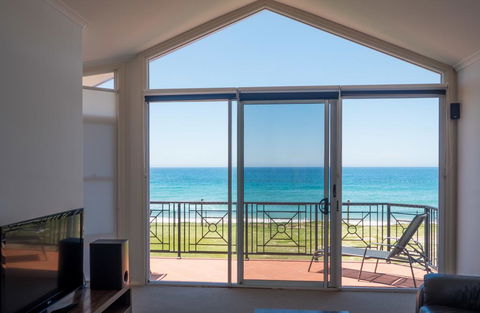 Meridian Beachside Apartments - Tourism Townsville 0