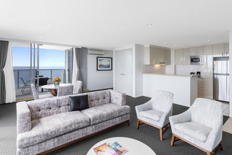 Meriton Suites Broadbeach - Tourism Townsville 3