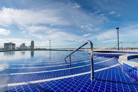 Meriton Suites Southport - Tourism Townsville 2