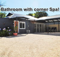 MODERN  LUXURIOUS WITH SPA BATH - Tourism Townsville