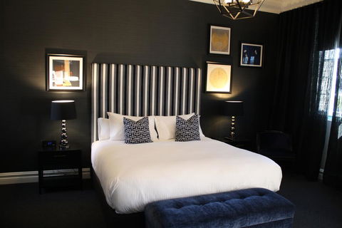 Mrs Banks Hotel - Tourism Townsville 0