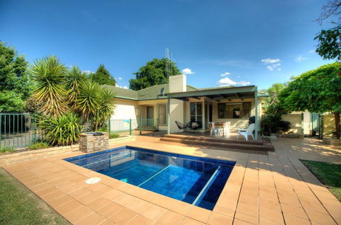 Murray House - Tourism Townsville 0