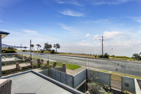 Nautilus 1 Luxury Retreat - Modern Beachfront Townhouse, WiFi, Water Views - Tourism Townsville 1