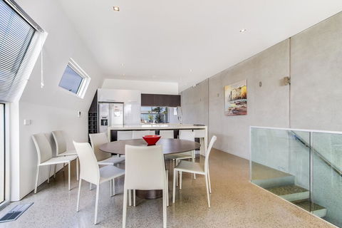 Nautilus 2 Luxury Retreat - Modern Beachfront Townhouse, WiFi, Water Views - Tourism Townsville 0