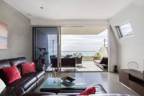 Nautilus 2 Luxury Retreat - Modern Beachfront Townhouse, WiFi, Water Views - Tourism Townsville 1