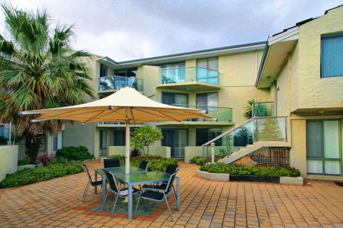 Scarborough Beach Front Resort - Shell Ten - Tourism Townsville 0