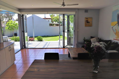 Fremantle Heritage Home For You To Enjoy! - Tourism Townsville 11