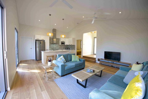 Sunny Blinco Street House - Tourism Townsville 2