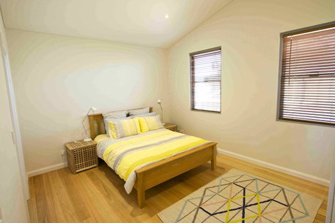 Sunny Blinco Street House - Tourism Townsville 8