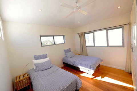 Sunny Blinco Street House - Tourism Townsville 10