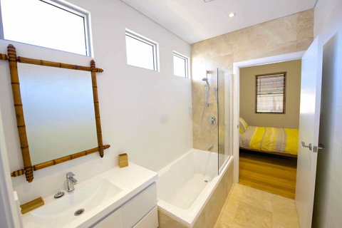 Sunny Blinco Street House - Tourism Townsville 9