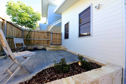 Sunny Blinco Street House - Tourism Townsville 12