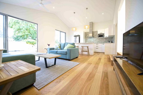 Sunny Blinco Street House - Tourism Townsville 1