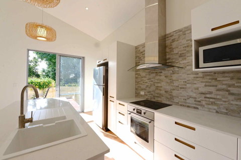 Sunny Blinco Street House - Tourism Townsville 3