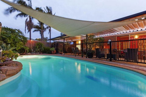 The Entertainer - Tourism Townsville 0