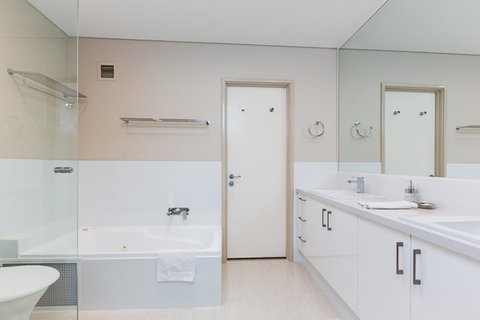 The White Pearl Penthouse - Tourism Townsville 17