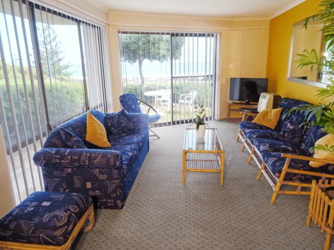 Scarborough & Absolutely Beachfront - Tourism Townsville 4