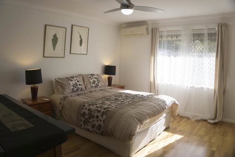 Relax, Bright & Airy Garden Villa - Tourism Townsville 3