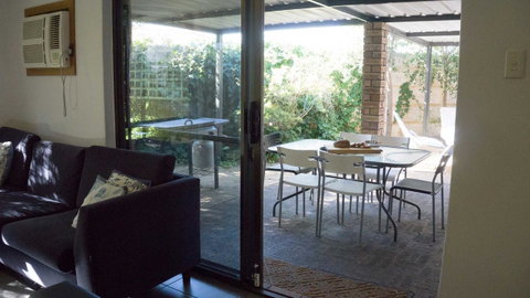 Relax, Bright & Airy Garden Villa - Tourism Townsville 29