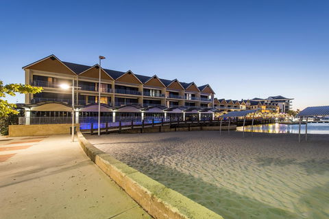 Dolphin Quay Apartments - Tourism Townsville 0