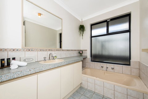 Scarborough Villa On Duke - Tourism Townsville 14