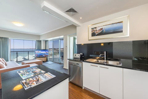 A 406 FANTASTIC OCEAN BEACH And MARINA VIEW APT - MANDURAH - Tourism Townsville 18