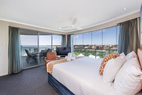 A 406 FANTASTIC OCEAN BEACH And MARINA VIEW APT - MANDURAH - Tourism Townsville 13