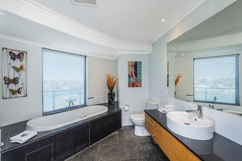 A 406 FANTASTIC OCEAN BEACH And MARINA VIEW APT - MANDURAH - Tourism Townsville 14