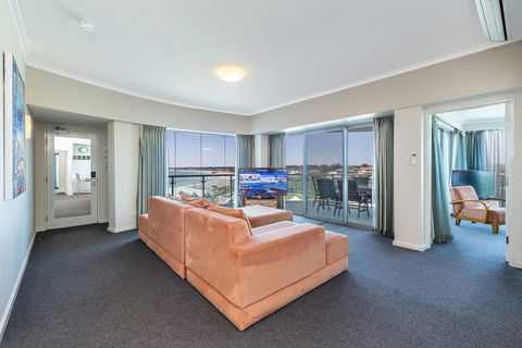 A 406 FANTASTIC OCEAN BEACH And MARINA VIEW APT - MANDURAH - Tourism Townsville 0