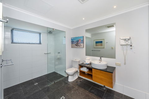 A 406 FANTASTIC OCEAN BEACH And MARINA VIEW APT - MANDURAH - Tourism Townsville 16