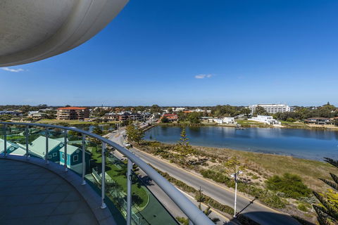 A 406 FANTASTIC OCEAN BEACH And MARINA VIEW APT - MANDURAH - Tourism Townsville 11