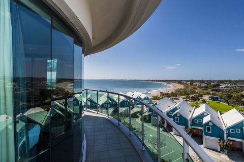 A 406 FANTASTIC OCEAN BEACH And MARINA VIEW APT - MANDURAH - Tourism Townsville 9