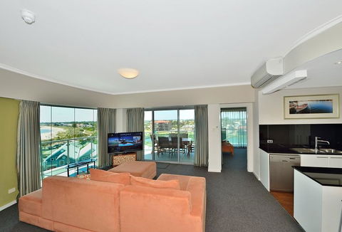 A 406 FANTASTIC OCEAN BEACH And MARINA VIEW APT - MANDURAH - Tourism Townsville 10