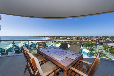 A 406 FANTASTIC OCEAN BEACH And MARINA VIEW APT - MANDURAH - Tourism Townsville 4