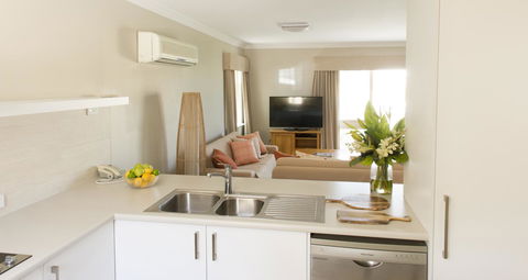 The Marina Hotel - Mindarie - Tourism Townsville 24